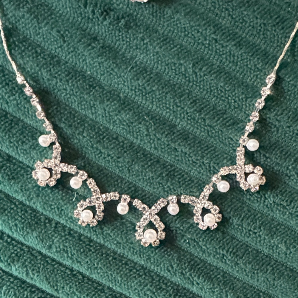 Elegant Crystal and Pearl Silver Necklace and Earring Set